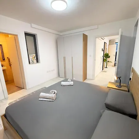 Paceville Glow Seven Apartment *