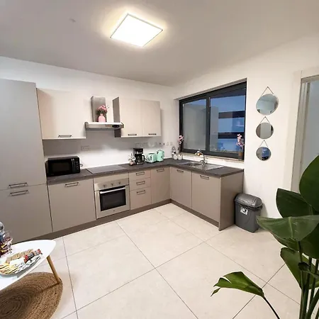 Paceville Glow Seven Apartment *