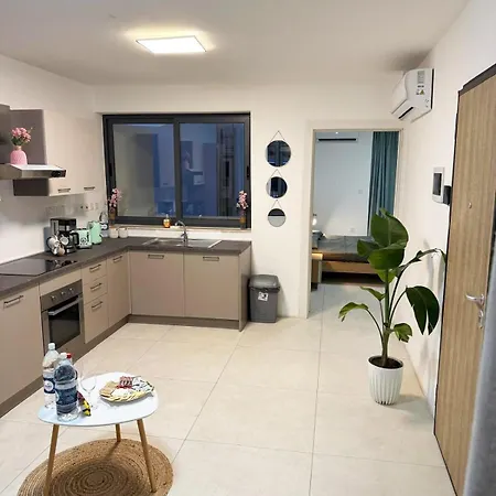 Paceville Glow Seven Apartment *