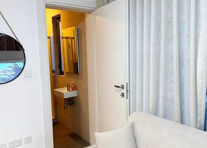 Paceville Glow Seven * St. Julian's