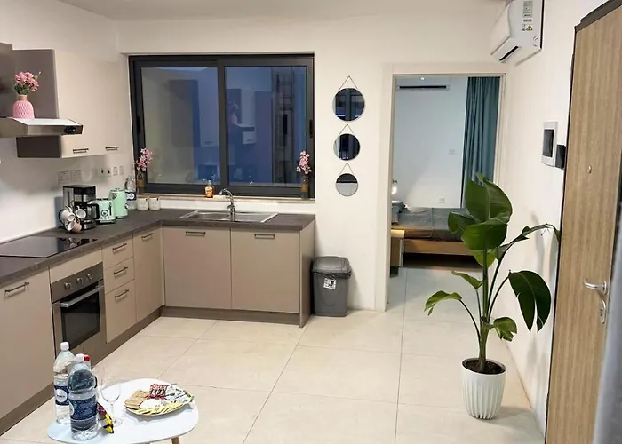 Paceville Glow Seven Daire *